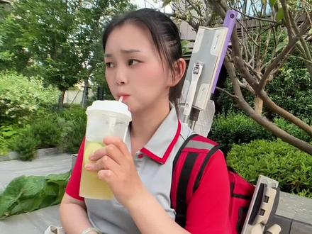 个人都在说做保洁月入过万,今天我就来说点真话。
• 第一身体损耗大,你想一下月入过万,每天需要搞三四百块钱,长期下来高强度的工作,身体累垮了,赚的钱可能还不够看病!
• 第二需要背各种锅,你没有什么七八个心眼,你也干不了,工作中出现物品丢失,下水道堵了,马桶堵了,设施损坏,都会被赖上,最后面你发现你赚的钱很大一部分是这种精神损失费的钱。
• 第三工作环境脏挑战性大,你很爱干净,你也搞不了。你想一下这是工作,每天都是跟这种脏东西打打交道,有些人他自己都养不明白,他养一堆猫猫狗狗的,太恐怖了。然后你每天回家都恨不得给自己全身消一下毒,不然你会觉得这里痒那里痒。
我说这些我不是说劝退各位不要来,我是说过万你得先有这个命。得先吃得了这个苦#打工人 #90后 #家政服务 #家政改变女人的命运 #努力赚钱的样子最美
