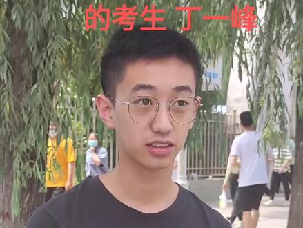 第一个走出考场的考生——丁一峰同学接受泾川快讯网采访!!