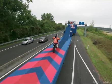 你知道从39000米的太空跳伞,是一种什么样的体验? #红牛极限运动 #极限运动 #红牛 #香哥说车