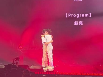 演唱会圆满落幕的最后一曲,他们说不许哭,可是落幕之后,他们牵着手哭着跑回来,说舍不得我们,说谢谢我们,说下次见。怎么能让人不爱!所以你们只管往前走,做好自己,我们一直都在
#云旗#郝熠然#澳门演唱会#小星河
@云旗Yunqi @郝熠然