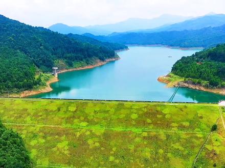 隐藏在距安福县城约14公里的东谷水库碧绿碧绿的水十分清澈四壁连绵不