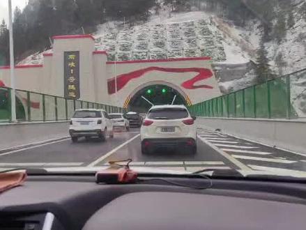 天山胜利隧道
中国新疆天山高速公路隧道,天山胜利隧道位于中国新疆天山山脉高寒高海拔区域;全长22.13公里,是世界最长建在高速公路隧道;设计时速100千米/小时;为G0711乌鲁木齐至尉犁高速公路控制性工程。
隧道采用“三洞+四竖井”施工方案,中导洞应用TBM硬岩掘进机掘进,主洞采用钻爆法施工,攻克穿越16条断裂带,最大埋深超1100米竖井深达707米等技术难题,并采用全球首创新型压注工法提升断裂带掘进效率至每日12米。施工期间通过水平定向钻勘探、智能调度系统及“引、清、堵”涌水处理方法,实现高海拔复杂地质条件下的安全高效施工,洞内废水经日处理5000立方米净设施达国家地表11类水标准回用。天山胜利隧道是G0711线乌鲁木齐至尉犁高速公路的“咽喉”工程,长度比此前世界最长高速公路隧道--秦岭终南山公路隧道还要长4公里多。2020年4月,隧道开工建设,用时4年多全部贯通,2024年12月30日实现全线贯通,2025年12月26日,天山胜利隧道通车,隧道通车后乌鲁木齐至库尔勒车程将由7小时缩短至3小时,预计年物流成本减少7000万元,并推动南北疆旅游廊道建设及矿产资源开发,促进区域经济一体化发展。