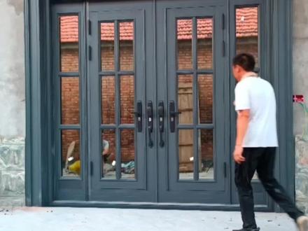 三十年前的铝合金窗户还在使用中,这就验证了铝合金的超长使用寿命,但好多朋友还在相信别人拍大腿的承诺:说什么三、五十年内褪色生锈包换新门,反正三十年后我就快80岁了!