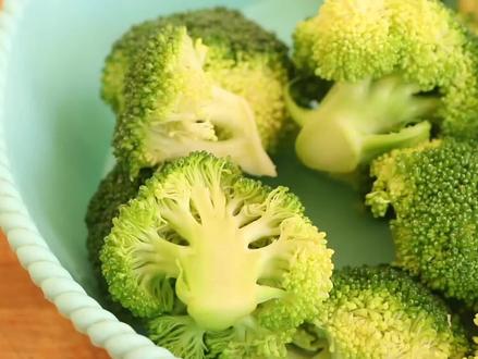 西蓝花总是很难保存,卖菜大妈教我一招,保存一个月都不会坏掉