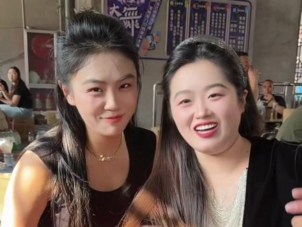 今天的妆是小米姐姐给我化的 伙计们觉得好不好看?@艾米🫧· @李华李妈妈(华柯大舞台) @柯较瘦·师亚柯(华柯大舞台) @华柯大舞台 导演左艺霖 #华柯大舞台 #华柯大舞台小会#溱洧水城 #华柯大舞台月赛