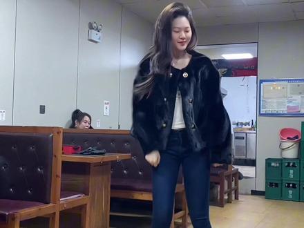 #鲨鱼舞#拉丁女孩 再跳一遍@抖音小助手 @热点小助手