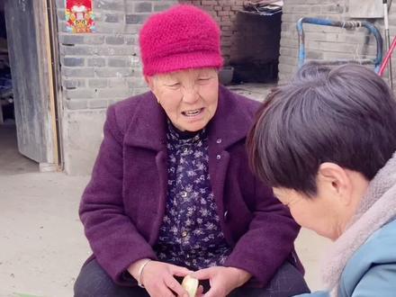 俗话说,前十年看婆、后十年看媳,进了一家门、就是一家人,彼此依赖、彼此相爱....#婆媳 #家有一老如有一宝 #家庭搞笑 #农村生活 #善待老人就是善待明天的自己