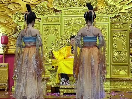 这怕不是昏君来了#庆渝宴 #庆渝宴龙椅舞#重庆庆渝宴 #重庆dou知道 #重庆旅游攻略