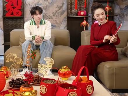 #刘耀文说拍镖人给自己下狠活 #电影镖人 中,#刘耀文 上演武打戏、骑马,全是硬功夫。他坦言挑战不小:“必须得练会!” 为了角色下苦功,给自己 “下狠活”。从少年偶像到武侠角色,他在用行动兑现梦想。#2026温暖中国年