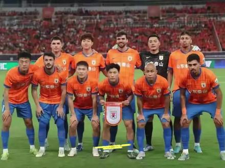 泰山队的8名国字号球员不会前往海口,他们将参加2月3日开始的第二阶段冬训,地点是广州,届时泰山队的阵容会更为齐整。外援方面,泽卡和马德鲁加最早归队,两人1月16日抵达海口,已经参加球队合练。瓦科1月20日抵达,还在进行恢复调整。26日,克雷桑抵达海口,27日开始恢复训练 #山东泰山队 #克雷桑 #实况足球手游 #易球成名计划 #实况足球online