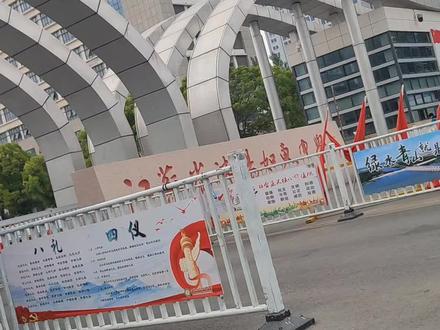 三尺讲台育良才
一支粉笔写未来
敢问老师何事难,
德智体美第一关。
师者滿腹经论语,
培育志士爱河山。
骆二通#记录开锁生活