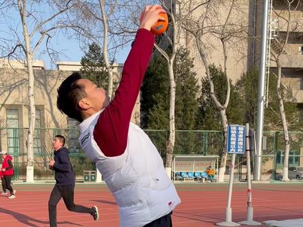 你就这么做,实心球轻松满分! #实心球 #体考体测 #中考体育 #体考加油 #沃兰迪心流跑鞋