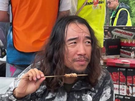 巴图鲁越野赛勇哥闻着烧烤味就来哈哈哈#巴图鲁越野关门山壹佰 #户外烧烤 #露营烧烤