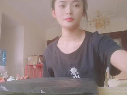 #备婚日常 集美们结婚当天有准备婚包么?我选了一款米黄色百搭款的,新娘伴娘背着都很好搭配衣服。😍