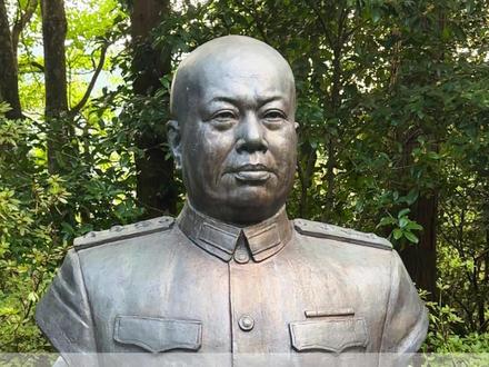 他是地主家的少爷,却投身革命,45岁被授上将军衔,病逝时更是有18位将军亲自迎灵,他就是开国上将——赖传珠!#旅行推荐官 #历史人物 #江西赣州 #开国上将 #庐山阿畅