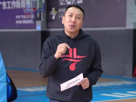 投篮假动作把对方晃起后,迎着对方撞上去投篮,吹进攻犯规吗?#篮球 @抖音小助手 #星河知识计划