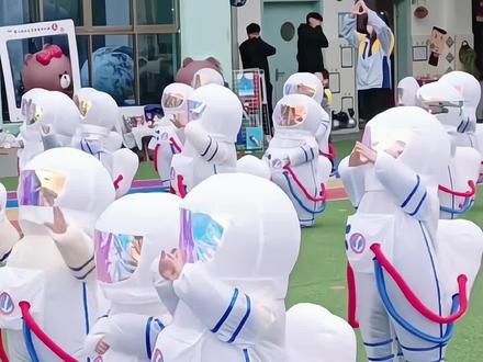 #上热门 幼园小朋友做活动穿太空防护服啦!#这也太可爱了吧#人类幼崽到底有多可爱#家有萌娃#呆萌可爱@DOU+小助手 #人类幼崽到底有多可爱