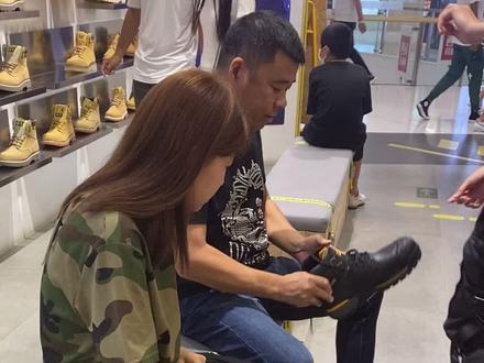 15岁,170的大块头,40码的大脚板,试了个遍没码😂没办法只能买男生款😂姑娘别长了高跟鞋已经跟你无缘了@