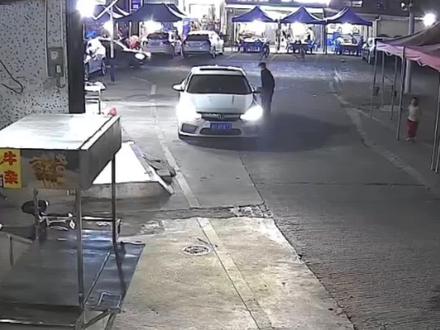 幼童从三楼着坠落,小伙跑过去徒手接,幼童无大碍!