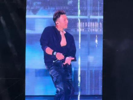 “青春是一场开放日,放肆、热烈,不留遗憾,用一首《开放日》,重启少年心气”#开放日 #谢霆锋 #摇滚 #谢霆锋深圳演唱会 #电吉他