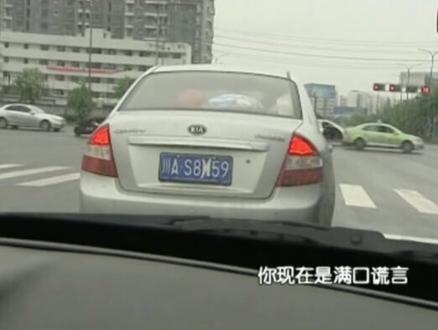 【船新版本】司机小伙故意遮挡号牌被谭警官发现还不承认,逃跑过程中把电线杆撞倒了,结局太解恨了,司机悔不当初啊!#谭谈交通搞笑视频 #谭谈交通经典名场面