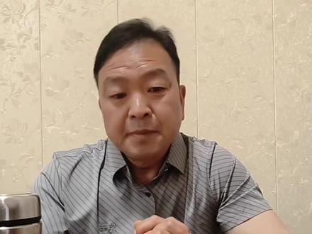 家人们,永远别等来日方长。
山西煤矿出事的那些人
早上出门时,还和家人说
“晚上回来吃饭”,可那句普通的道别
却成了这辈子的最后一句话
我们总觉得,危险离自己很远
总觉得明天永远会来,想陪的人,改天再见
可你永远不知道,明天和意外,到底哪个先来,一句“改天”,可能就是永别,一次转身,就是天涯相隔,别再敷衍、别再等待,这辈子最大的幸运,不是有钱有权
而是家人都在,平平安安,好好珍惜眼前人
别给自己,留一辈子的遗憾!