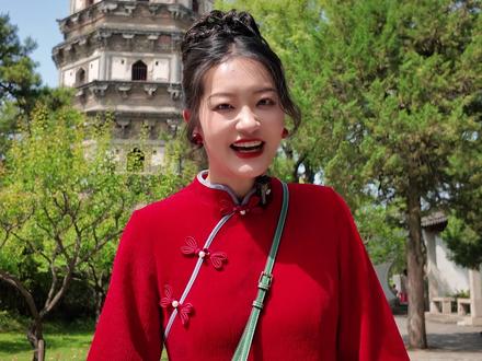 苏州虎丘,这样玩才对❗️一条视频带你走完整版的虎丘~ 苏轼说:过姑苏不游虎丘乃憾事也。这里是“吴中第一山”,是康熙乾隆下江南的必来之地,据说这里埋葬着春秋霸主吴王阖闾和他的三千把宝剑,还有和西湖边的雷峰塔同时期修建,比意大利的比萨斜塔早建成200多年的虎丘塔。
门票:70元/人,学生半价。
地铁:6号线虎丘站3号口下车,步行约500米。
自驾:搜索“虎丘风景区-西南侧地上停车场”;30分钟免费,1小时内6元,1小时以上每半小时2元,24小时内最高50元。
建议游玩时间:3-4小时,海拔34.3米,老少皆宜。
拍照推荐:西溪环翠、竹林、万景山庄、塔影园。
推荐游玩路线:头山门-二山门-憨憨泉-试剑石-真娘墓-千人石-剑池-虎丘塔-致爽阁-冷香阁-拥翠山庄-西溪环翠-竹林-万景山庄-塔影园。
#虎丘 #苏州旅游攻略 #导游讲解 #苏州 #虎丘塔