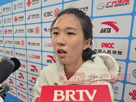 11月19日,广州。16岁浙江小将陈妤颉在全运会女子200米决赛中以23秒02夺冠,收获个人第二金。赛后她表示会对外界声音“择优听取”,强调“我能活成什么样是我自己做主”。这位被称作“小孩姐”的新星展现出超越年龄的成熟与主见。