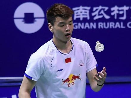 王懿律羽毛球生涯主要战绩一览:
2020东京奥运会 羽毛球混双金牌
2023年印度羽毛球公开赛 混双亚军
2022年全英羽毛球公开赛 混双亚军
2021年苏迪曼杯 团体冠军
2020汤姆斯杯 团体亚军
2019年世界羽联巡回赛总决赛 混双亚军
2019年福州羽毛球公开赛 混双冠军
2019年丹麦羽毛球公开赛 混双亚军
2019年中国羽毛球公开赛 混双亚军
2019年日本羽毛球公开赛 混双冠军
2019年印尼羽毛球公开赛 混双亚军
2019年苏迪曼杯 团体冠军
2019年羽毛球亚锦赛 混双冠军
2019年马来西羽毛球公开赛 混双亚军
2018年世界羽联巡回赛总决赛 混双冠军
2018年福州羽毛球公开赛 混双冠军
2018年日本羽毛球公开赛 混双亚军
2018年亚运会 羽毛球团体金牌
2018年羽毛球世锦赛 混双亚军
2018年马来西亚羽毛球公开赛 混双亚军
2018年汤姆斯杯 团体冠军
2017年日本羽毛球公开赛 混双冠军
2012年羽毛球世青赛 团体冠军
据最新报道,王懿律目前已退出国家队,这也意味着今后很难在国际羽毛球赛事中看见他的身影。#王懿律