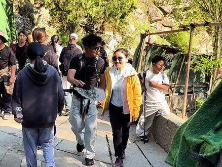 来爬山!体验一把被人一路公主抱宠到底的快乐! #爬山 #路人视角 #登顶