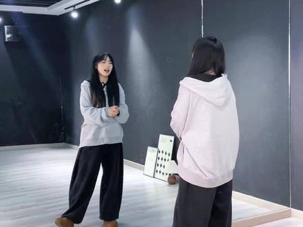 这支要是学不会,我要报警了!和你最抽象的好友来拍!#滑溜溜海豹舞#抖音热门舞蹈计划#一学就会系列#making舞蹈挑战#舞蹈教程