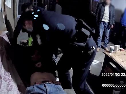 男子酒后昏厥,民警紧急“心肺复苏”20分钟救人!#警民dou平安 #暖心正能量 #警民一家亲 @会泽警方