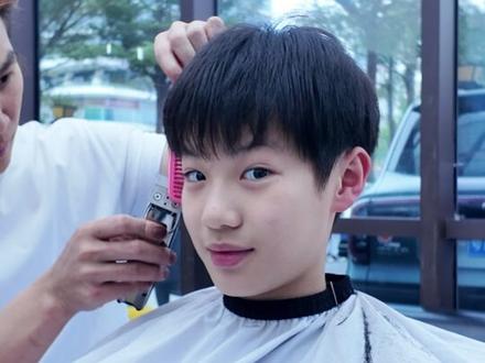 新年第一步,剪个帅气的发型。但他好像不太满意~
#男孩发型 #春节新发型 #美式前刺 #微分碎盖