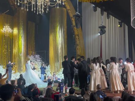 陶阳胡嘉博婚礼 手捧花落入郭麒麟怀里 大胆预测下一个走入婚姻殿堂的是 郭麒麟
让我们提前祝福他~
#陶阳 #胡嘉博 #郭麒麟 #高峰