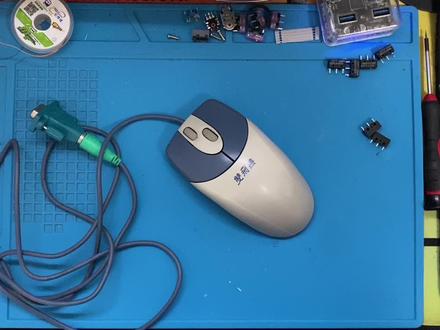 上古神器双飞燕滚球鼠标拆解微动更换视频。小小的鼠标居然用了4 对光栅编码器。震惊!!!
感谢@头上戴朵花 粉丝朋友提供素材。满满的回忆,
#鼠标 #数码科技 #电子爱好者 #双飞燕