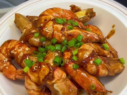 油焖黑虎虾真的巨好吃,裹满料汁微微泛甜的口感,简直要香迷糊了#暴躁做饭 #油焖黑虎虾 #美食vlog #黑虎虾 #大虾
