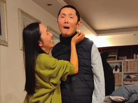 植物人真就这样一点点被我即将搞醒了? 九年前,刚开始还幻想三个月,半年能唤醒彭亚楼。一年陪护唤醒下来,除了心疼彭亚楼,真的不敢幻想他能尽快醒过来了。因为不想彭亚楼活受罪,肯定是不能糊弄着照顾彭亚楼,所以,就按照尽人事听天命来努力。努力的每一天都是希望彭亚楼有一天真的能够醒过来,但困难程度难如登天也是事实,因此只愿越来越好…
现在的彭亚楼真真切切的摆脱了植物人状态,距离清醒越来越有希望,真的希望我们的希望别落空,彭亚楼一定要加油呀!#唤醒彭亚楼vlog日常 #七松家日记 #爱的力量