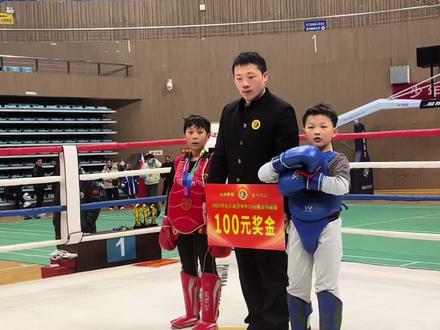 咏春实战之青少年自由搏击争霸赛 祝贺本馆弟子班特训学员滕洋夺冠🏆,此为夺冠比赛视频,对手很强,稍有不慎,就有可能会输,一共打三局,幸好及时做了战术调整,战术调整真的很重要