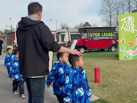 一出场就成了全场焦点,被路人疯狂围观拍照,回头率直接拉满!#七个葫芦娃 #多子家庭幸福日常 #多子家庭#最拉风父子团#七个儿子的爸爸