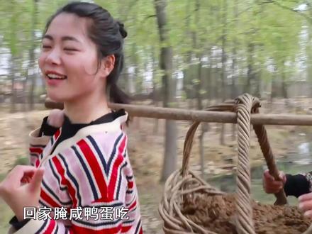 小乔和妈妈挖了一筐泥,正好被村民撞见,他们一脸好奇