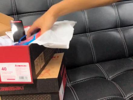 给大家分享一个判断羽毛球鞋质量的小妙招