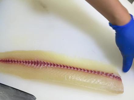 今天新来一位鱼生师傅看看刀功,直不直8500块