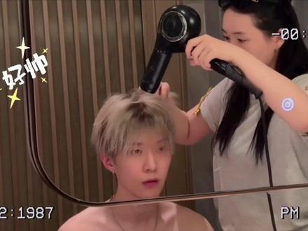 丞丞染发vlog,不管丞丞染什么发色都很帅,真的爱惨了#范丞丞 #范丞丞染发vlog #范丞丞waso有范 #范丞丞帅炸了 #范丞丞帅到没朋友
