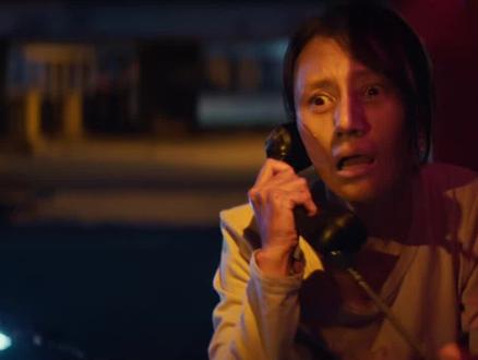 当爱意被执念裹挟,究竟会突破多少人性的边界?
女性犯罪题材电影《蜂蜜的针》2026年3月28日国内上映,原名《没有别的爱》,2016年杀青后积压了十年。
性格孤僻的农科院研究员支宁,在爱情里四处碰壁。在一次文学讲座上,她对作家寇逸一见钟情,从此陷入偏执爱情的她开始悄悄跟在寇逸身后……在偶然的契机下,支宁应寇逸之邀加入一场旅行。
本以为是靠近心意的“爱情”之旅,却没料到途中变故接踵而至,逐渐成为了一场亡命之行。蹊跷的命案接连发生,所有人和事都在朝着完全失控的方向狂奔……#犯罪电影 #悬疑电影 #女性题材