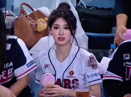 AI复刻最近很火的韩国棒球赛上大屏照教程 棒球赛大屏照怎么弄 韩国棒球女神视频玩法 韩国棒球大屏ai指令 韩国棒球ai教程 韩国比赛ai #韩国棒球ai #韩国棒球大屏ai #即梦Ai #我的Ai分身杀疯了 #Ai分身戏精大赛