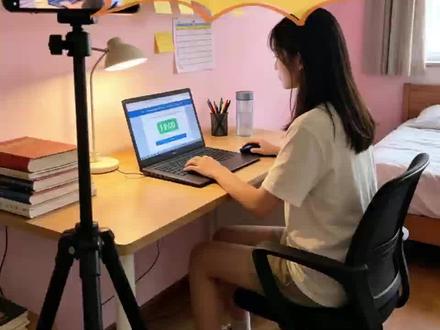 学长推荐的双机位笔试搜题技巧 当我们答题碰到不会的时,只需要按一下快捷键(或设置自动截屏),手机那边就会自动接收题目,自动提交给AI作答,这时解析和答案也会同步出现。我们也可以使用语音播报功能,通过隐形蓝牙耳机接收答案。我们只需正常做题,完全不需要操作手机,真正的双机位辅助神器!#双机位考试 #双机位笔试 #双机位考试应对方法 #双机位考试取巧 #不切屏搜题