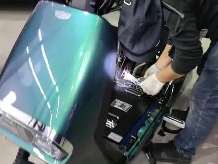 绿源S30智能超续航,时速每小时80公里,安装72/60AH的锂电。