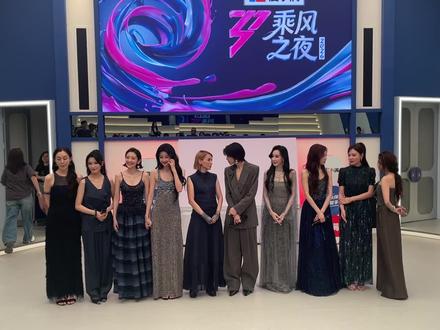 张月“乘风”赛后采访完整版 “年度队长”张月,想对3个月前的自己说“做得好”(完整版)。3个月之前她觉得自己是坚强的女生,3个月之后是坚韧的女生,也希望借节目鼓励所有女生打破标签、不被定义,她坦言自己从前并不擅长表达,如今也在慢慢成长,所以大家也可以做到,鼓励大家勇敢放手一搏,让自己开心就好。自己最大的收获是接受自己的不完美……