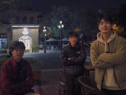 那年我双手插兜 不知道什么叫做对手@z磊 @猪太白