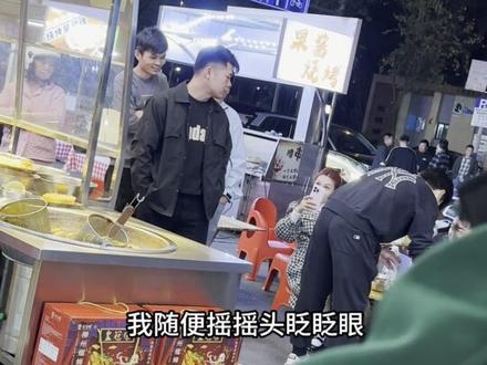 总裁就是总裁,对着手机都能拿两三千出来 #vlog日常 #霸道总裁 #皇冠螺 #皇冠螺冰鲜螺蛳粉 #皇冠螺螺蛳粉